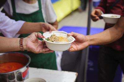 亚洲社会的贫困概念:志愿者分享食物给穷人以减轻饥饿