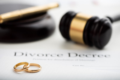 离婚判决书、木槌和结婚戒指。