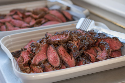 自助餐上的切片烤肉