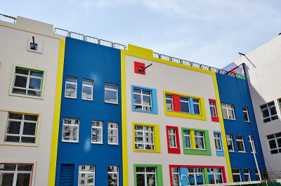 幼儿园大楼建设的进度。建筑外立面的现代装饰