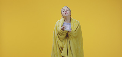 生病的女人在喝茶