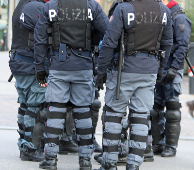 身穿防弹衣，手持警棍的警察