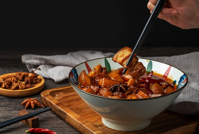 中国菜，美味的红烧肉在碗里