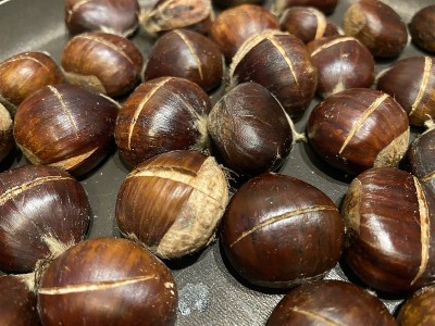 烤栗子在平底锅照片