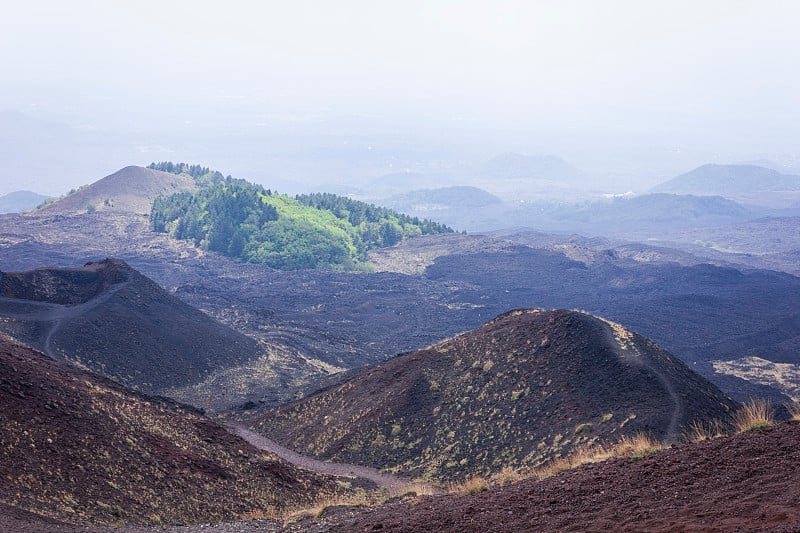 意大利西西里岛东海岸的活火山埃特纳火山上的西尔维斯特里火山口