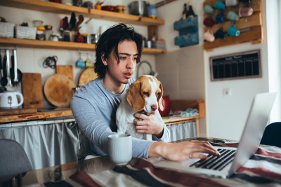 年轻人在家