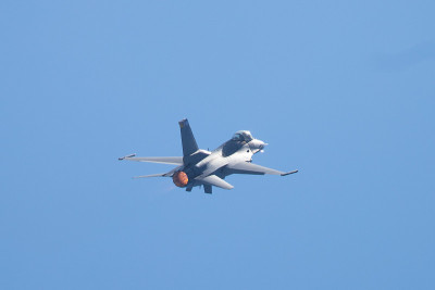 F-16猎鹰战斗机在美丽的灯光下