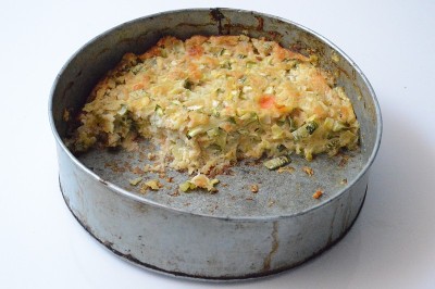 素菜西葫芦蛋糕和鸡蛋在模子里