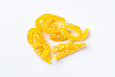 白色背景上的蜜饯桔皮。