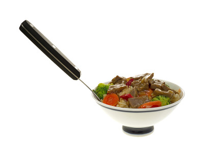用叉子吃一碗照烧牛肉