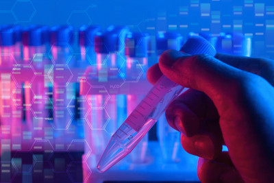 生物工程，基因工程，生物技术实验室研究概念，手握试管在红蓝色背景