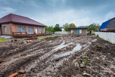 建筑正在建设和木栅栏