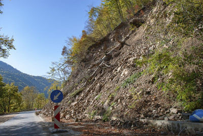 保加利亚山体滑坡阻塞了部分山路