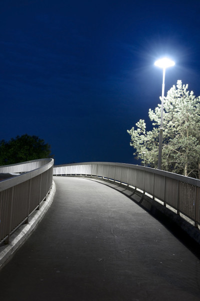 夜间弯曲的路面