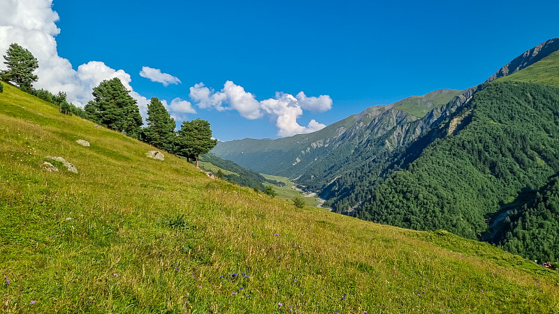 阿迪什-格鲁吉亚高加索山脉的全景。后面有高高的白雪覆盖的山峰