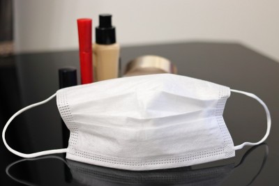 美白面膜及化妆品(粉底、口红等)
