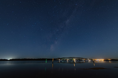 在海湾的夜景中，船只发出生物荧光