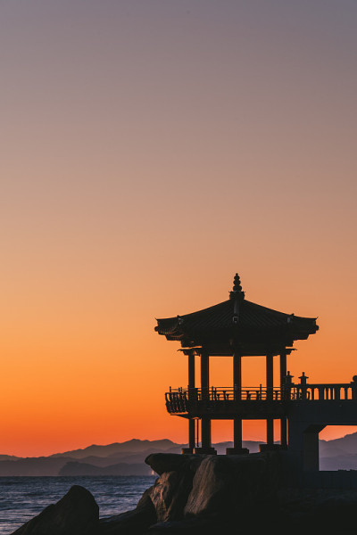 日出与美丽的橙色天空
