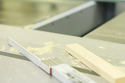 木工车间工作台上的量具、量具