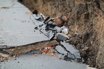 路塌了，开了一条大裂缝。由于地震，国际公路因施工不善而倒塌。地震破坏公路