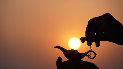 阿拉丁神灯在天空中闪耀着阳光