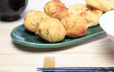 油炸豆腐与切成薄片的蔬菜