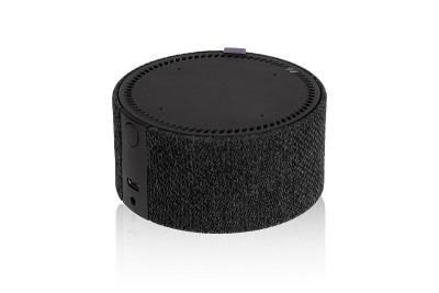 白色背景的智能扬声器。扬声器为一个智能家居特写。