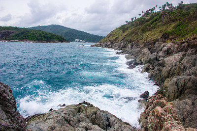 海浪冲击海岸