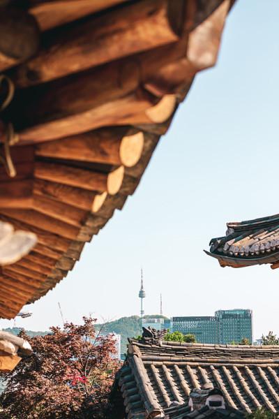 首尔,韩国。观景城市和北川韩屋村与北塔。股票的照片。