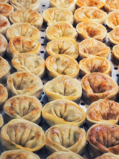 韩国首尔的街头摊位上展示的满都(饺子，通常包有猪肉和蔬菜)