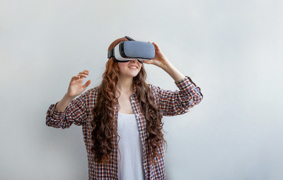 女性使用VR耳机