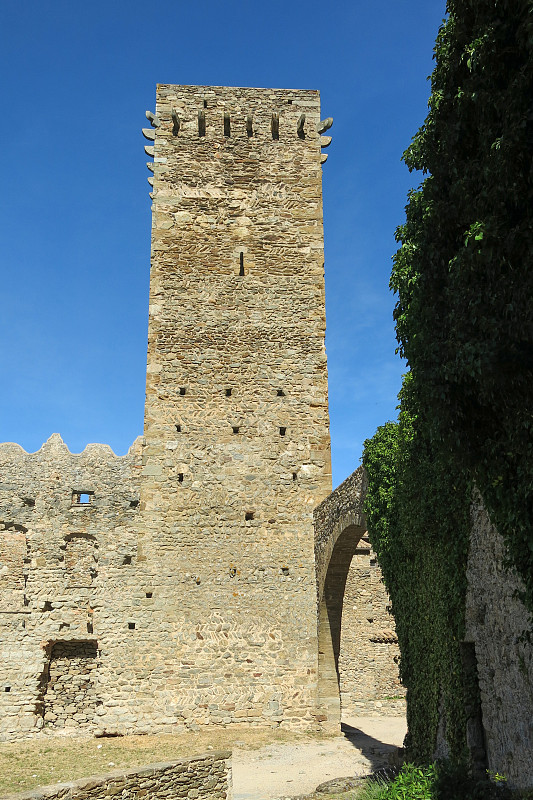 位于El Port de la Selva市的罗马式的Sant Pere de Rodes修道院。赫