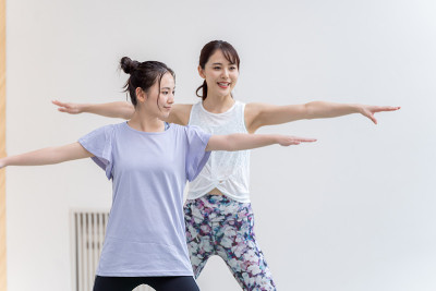 迷人的日本女性在客厅锻炼