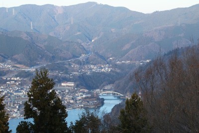 在日本神奈川县相模原市石濑山上看到的相模湖