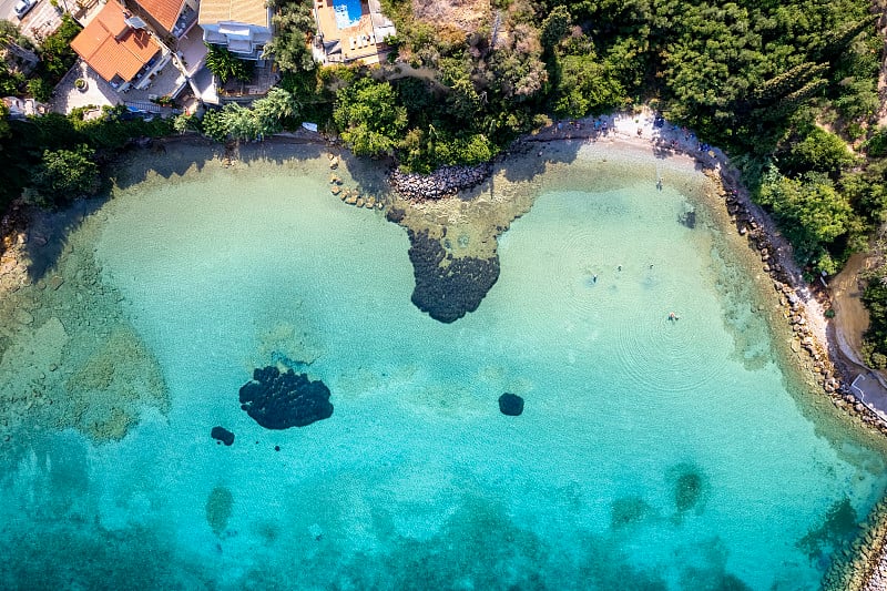 马尼北部美丽的海岸线有小海滩和蓝绿色的大海