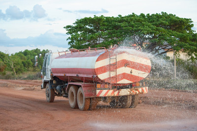 水车在为一个新的道路建筑工地喷水。
