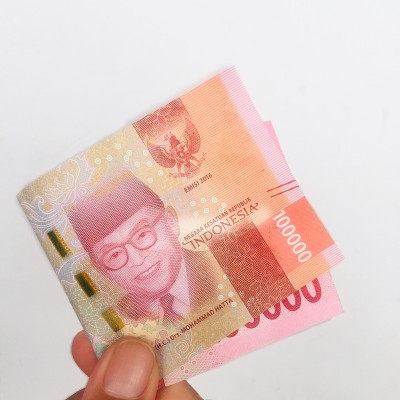 面值为十万卢比的一张印尼盾钞票(10万卢比，00卢比)印钞机印尼使用的一种纸币