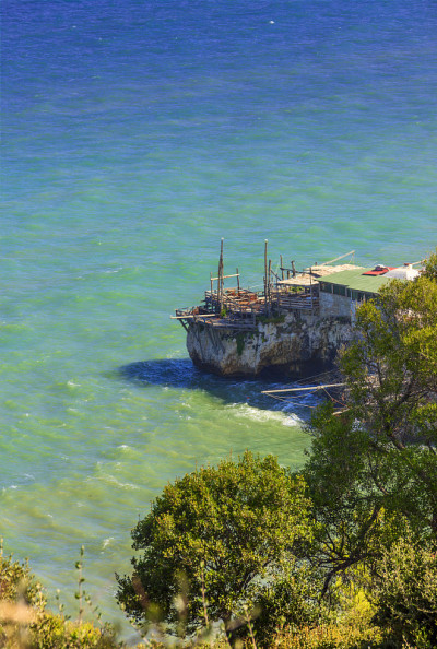 阿普利亚海:投石机。意大利加尔加诺海角佩希奇附近的Trabucco Monte Pucci。