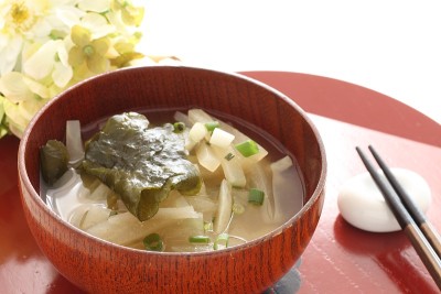 日本味噌汤，萝卜和海藻