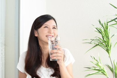 女人在喝一杯水