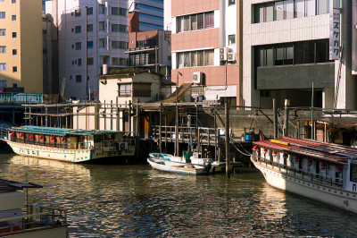 日本的船屋漂浮在河上