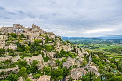 阴天里美丽的中世纪村庄Gordes。这个村庄被列入了“法国最美丽的村庄”名单