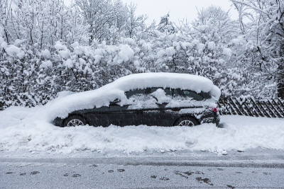 冬天，停车场上的车被雪覆盖着