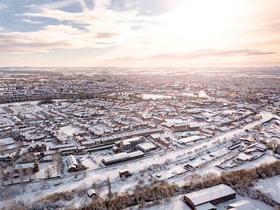鸟瞰图，英国被雪覆盖的传统住宅郊区。