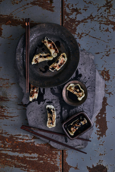 蘸酱油的中国饺子。