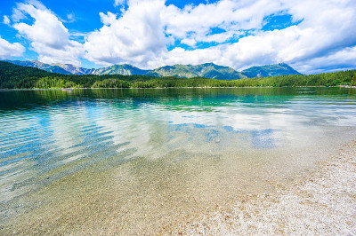 Eibsee湖的天堂海滩。位于德国巴伐利亚granainau的阿尔卑斯山脉——Garmisch Pa