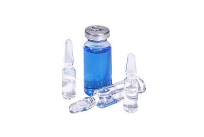 白色背景上装有蓝色疫苗和安瓿的医用小瓶