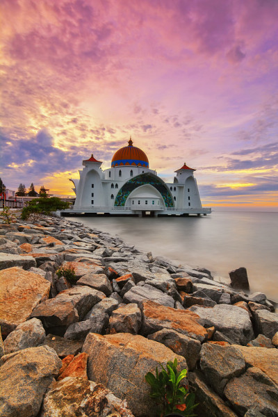 马六甲海峡清真寺(Masjid Selat Melaka)的日出时刻，这是一座清真寺，位于马六甲镇附