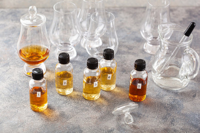 品尝威士忌酒瓶和玻璃杯或烈酒白兰地干邑。在家品尝