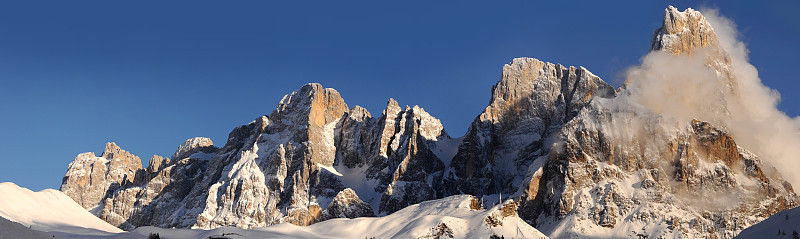 从Passo Rolle看到的Pale di San Martino白云岩群与Cimon della